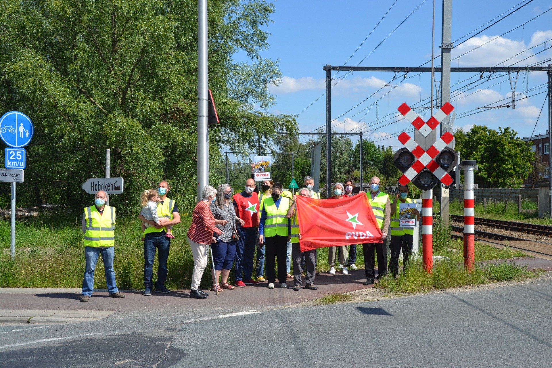 Bewoners en leden PVDA Hemiksem voeren actie voor verkeersveiligheid - Antwerpen